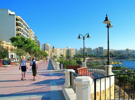 Chic 2Br Penthouse Steps From The Promenade Appartement Sliema Buitenkant foto